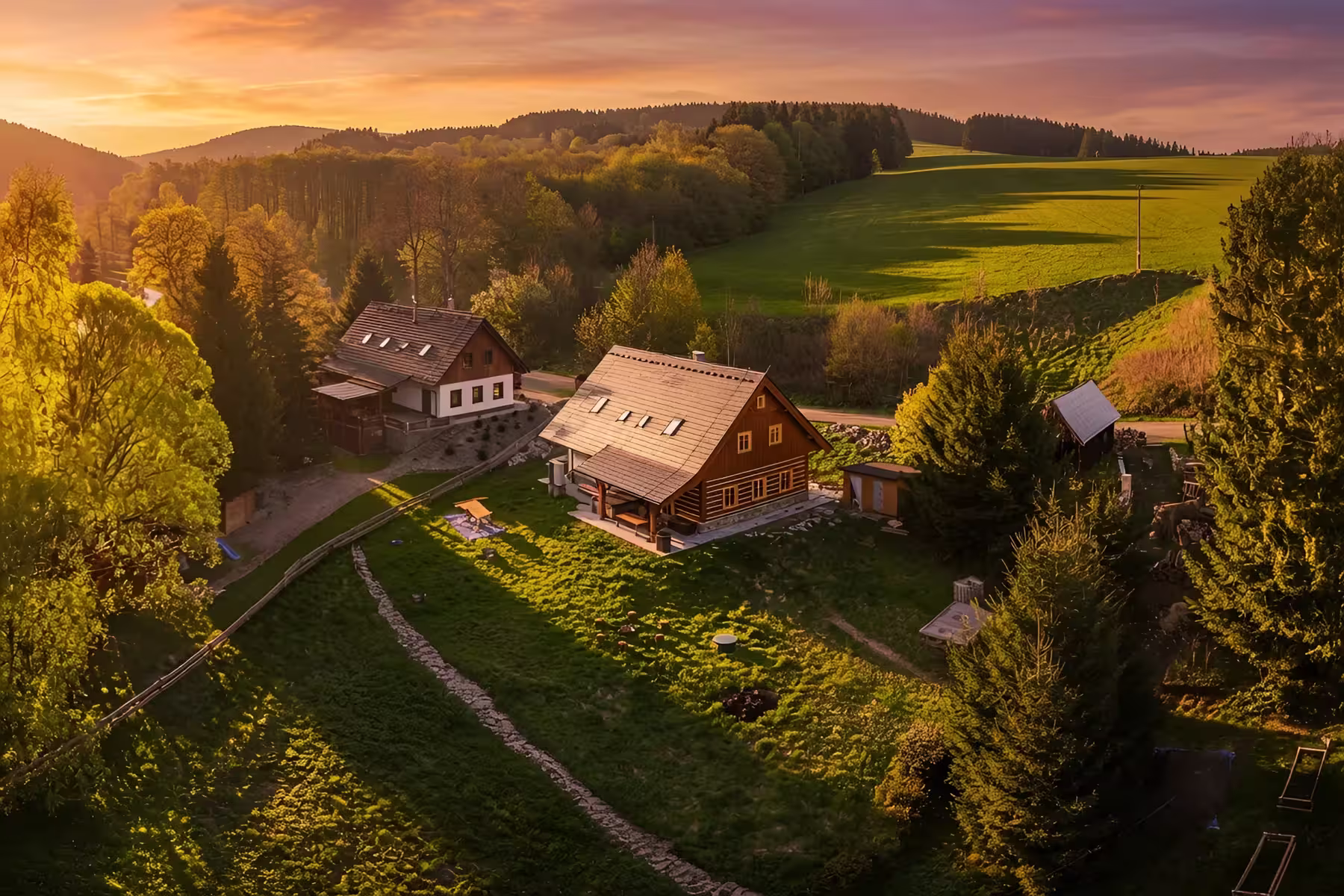 Roubenka Vanedi a okolní krajina za soumraku