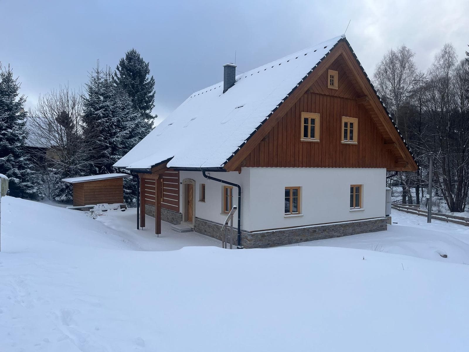 Roubenka Vanedi ve sněhu za slunečného dne